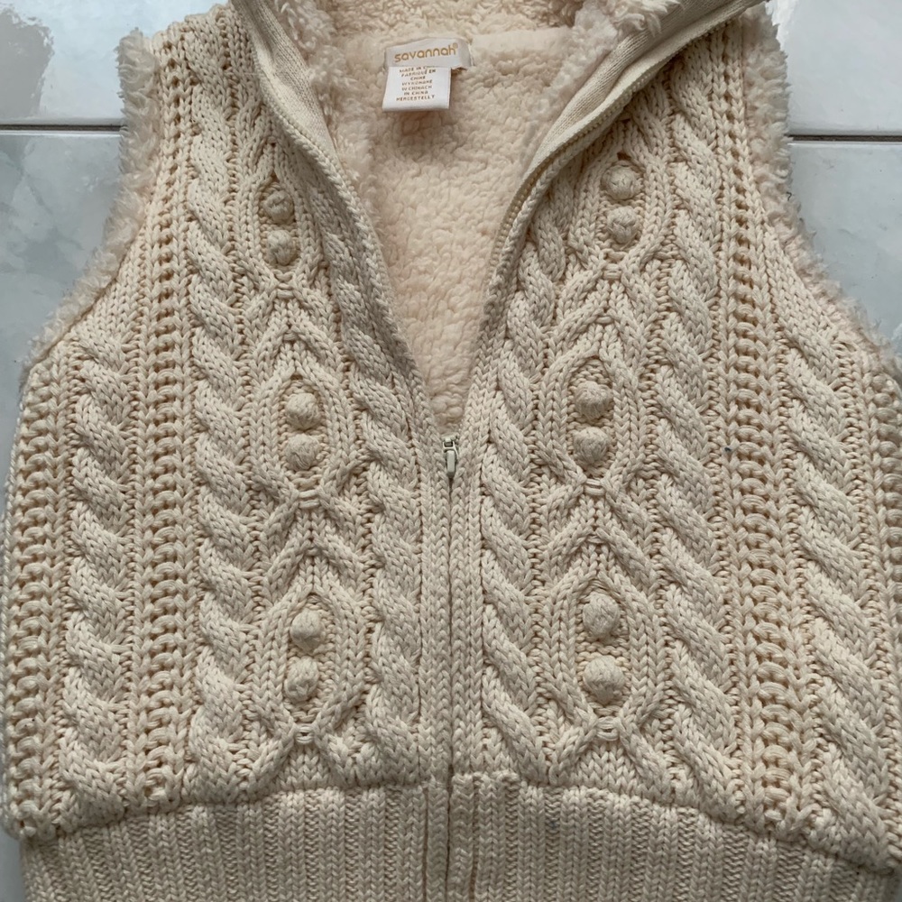 Sleeveless zippered sweater
